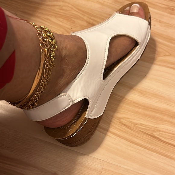 EUC,WHITE sandals,size 8M,worn once,very lightweight,faux LEATHER, Velcro strap - Picture 12 of 13